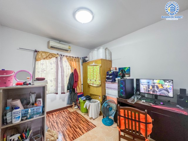 *****ทาวน์เฮ้าส์มือสองย่านกรุงเทพมหานคร ม.ศศิกานต์2 สรงประภา30 เนื้อที่กว้างถึง 28 ตร.ว. ฟังก์ชัน 3 ห้องนอน 2 ห้องน้ำ 2 ที่จอดรถ บ้านพื้นที่กว้างขวาง แถมฟรี! 3 เครื่องปรับอากาศ เดินทางสะดวกมาก บนทำเลใกล้สนามบินดอนเมือง รถไฟฟ้าสายสีแดง "สถานีดอนเมือง" ห้ามพลาด!